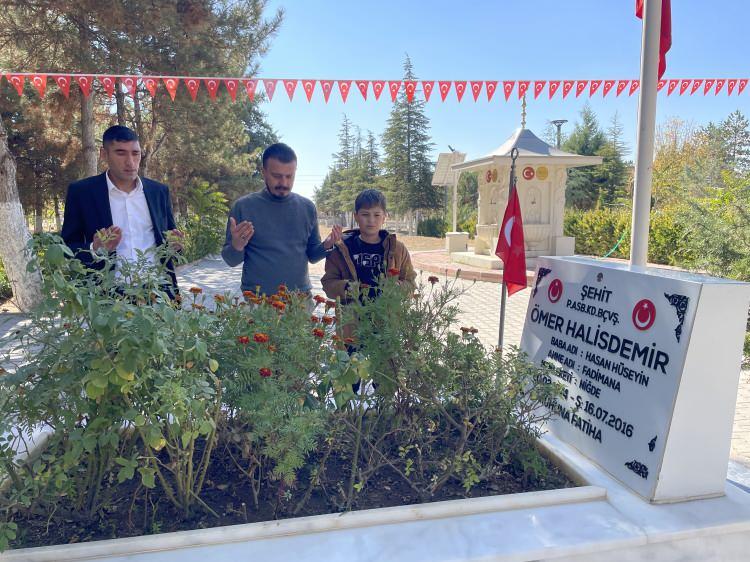 <p>FETÖ elebaşı Gülen'in ölüm haberini duyan vatandaşlar, 15 Temmuz'da darbecilere direnişin simge isimlerinden şehit Halisdemir'in kabrine gelerek dua okudu.</p>

<p> </p>
