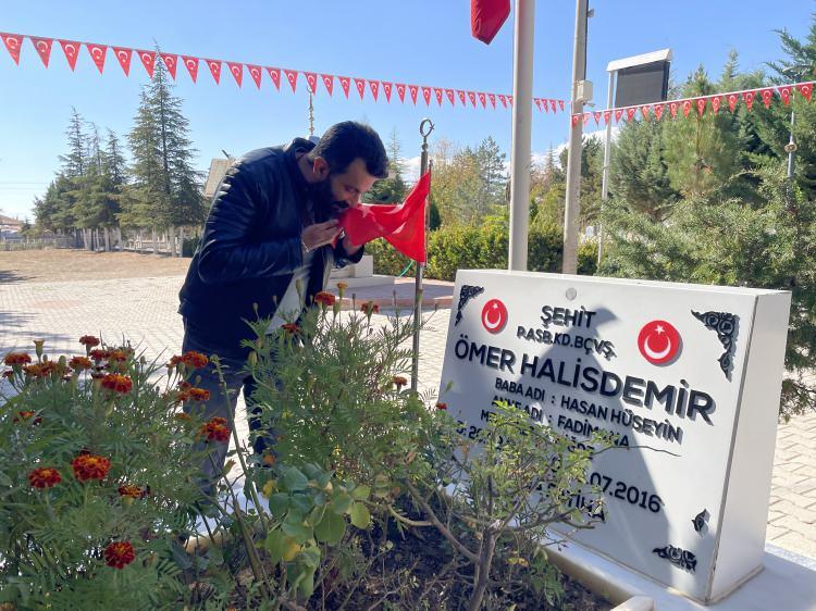 <p>Şehidin kabrini ziyarete gelenlerden Efe Kahveci, AA muhabirine, 15 Temmuz'un kahramanı Halisdemir'i böyle bir günde ziyaret etmenin kendilerine farklı duygular yaşattığını söyledi. Kahveci, <em><strong>"Onun için dua edeceğiz, tüm şehitlerimiz için dua ediyoruz."</strong></em> dedi.</p>
