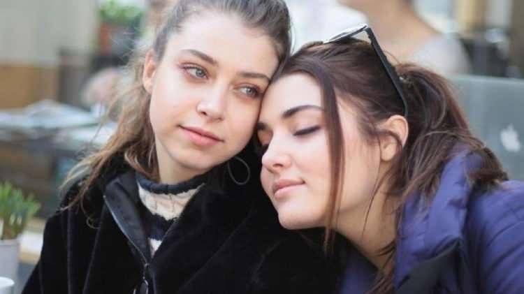 <p>Uzun süre mücadele ettiği hastalığa yenik düşerek 2019 yılında hayatını kaybeden Hande Erçel'in annesi Aylin Erçel, kızları Hande ve Gamze Erçel'in kendisine olan düşkünlüğü ile tanınıyordu.</p>