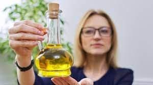 <p><strong>Edremit Körfezi Zeytin ve Zeytinyağı Üreticileri Dernekleri Federasyonu Başkanı Mehmet Hakkı Semerci de rengine bakarak zeytinyağının gerçek mi tağşiş mi olduğunun anlaşılamayacağını belirtti. </strong></p>