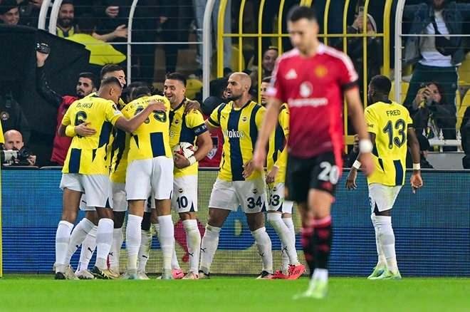 <p>Yapılan haberlerde, sarı lacivertli takımın teknik direktörü Jose Mourinho'nun kırmızı kart görmesi de detay olarak okurlara sunuldu.</p>