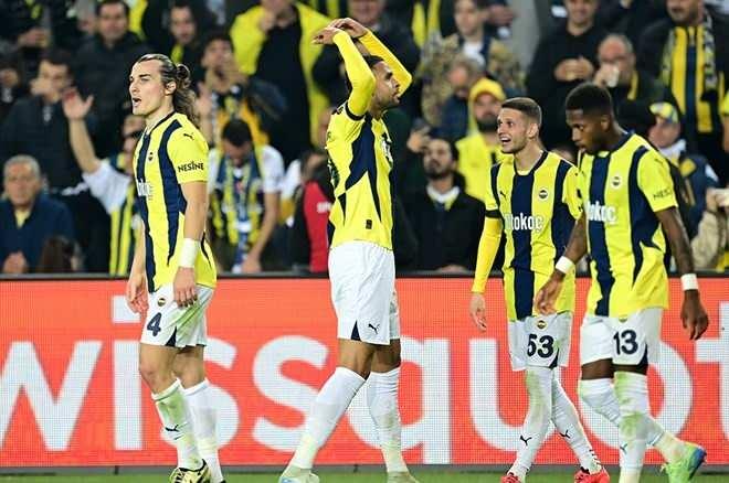 <p>"Kariyeri boyunca Avrupa'da zirveye oynayan Mourinho'yu İstanbul kazanında alt etmek kağıt üzerinde zor bir ihtimal gibi görünüyordu. Fenerbahçe deplasmanında alınan bir puan küçümsenecek bir şey olmasa da üç maçta aldıkları üç puanın mevcut teknik direktörleri açısından pek de iyi bir yorum olmadığı anlamına geliyor. Aynı şekilde onun yönetiminde 12 aydır Avrupa kupalarında maç kazanamamış olmaları da."</p>