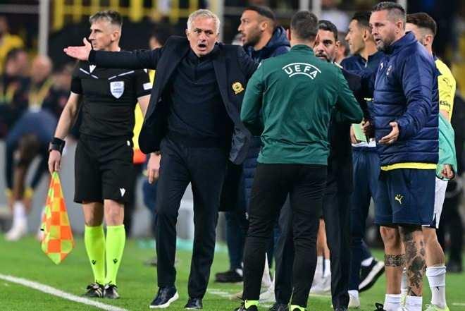 <p><strong>THE GUARDIAN: "Manchester United, Mourinho'nun kırmızı kart gördüğü maçta Fenerbahçe ile berabere kaldı"</strong></p>
