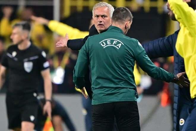 <p>"Jose Mourinho, Manchester United karşısında Fenerbahçe'ye penaltı verilmesi gerektiğini düşündüğünde protesto ettiği için kırmızı kart gördü, ancak Christian Eriksen'in golüyle yenik duruma düştükten sonra Youssef En-Nesyri'nin beraberlik golü sayesinde bir puanı kurtardılar. Mourinho, kırmızı kart gördüğünde şok olmuş gibi göründü ve tribündeki yerini almadan önce sahayı terk etmesi bir asır sürdü."</p>