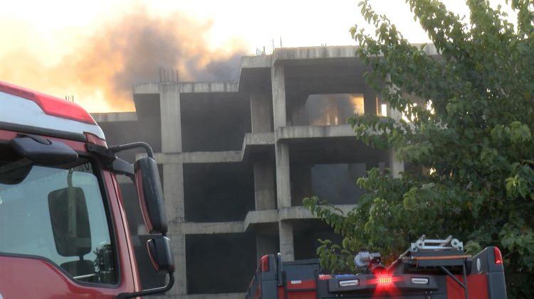 <p>Yangın, saat 17.00 sıralarında Maltepe Mahallesi Çiftehavuzlar Caddesi üzerinde bulunan bir iş merkezinde başladı. </p>
