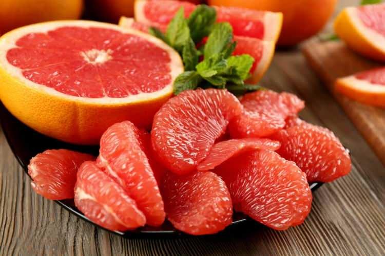 <p><strong>Ayrıca, Medicinal Food Dergisi'nde yayınlanan bir araştırmada , yemeklerden önce sadece yarım taze greyfurt tüketmenin önemli miktarda kilo kaybıyla bağlantılı olduğu keşfedildi.</strong></p>