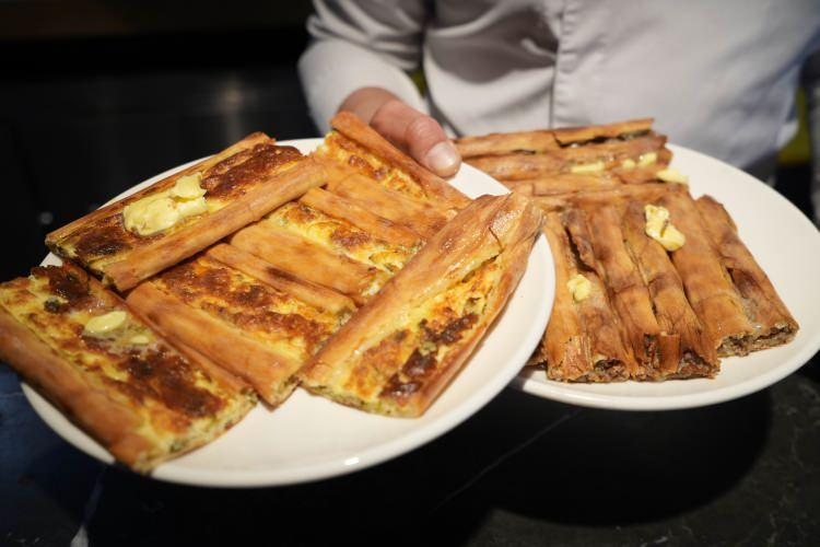 <p>Namı önce Samsun sonra da ülke sınırlarını aşan Bafra pidesi, birçok uluslararası gurme tarafından dünyanın en iyi ekmeği ve turtası olarak gösterilirken, en iyi yiyecekler listesinde de ilk 100’de yer alıyor.</p>
