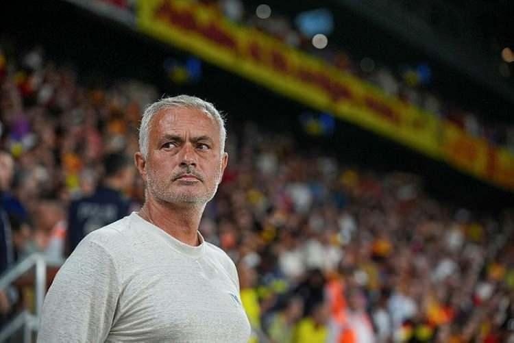 <p>Günümüzde kadar görev yaptığı takımlardan tazminat alarak ayrılan Mourinho, <strong>85.5 milyon Sterlin</strong> gelir elde etti. </p>
<p> </p>
