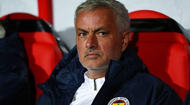 <p>Sabah'ın haberine göre Portekizli çalıştırıcının Fenerbahçe'den ayrılması durumunda alacağı tazminat<strong> 30 milyon Euro</strong> <span style="color:#FF0000"><strong>(yaklaşık 1 milyar 115 milyon TL)</strong></span> olması bekleniyor.</p>

<p> </p>

