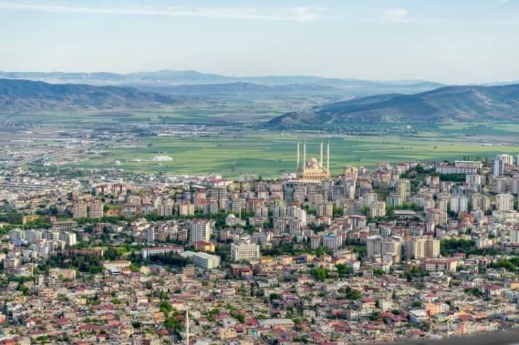 <p>Herkesin özlemle beklediği taze Antep fıstığı, tezgâhlardaki yerini almaya başladı. </p>