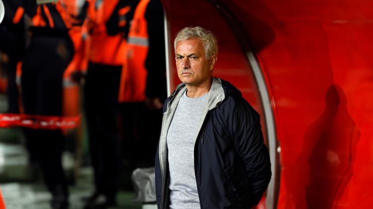 <p>Bununla birlikte ismi gündemden düşmezken İngiliz basını Mourinho'nun İstanbul'daki yaşamını mercek altına aldı ve ilginç detaylar ortaya çıktı.</p>
