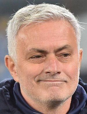 <p>İngiliz basınından Daily Mail, Jose Mourinho'nun İstanbul'daki hayatını mercek altına aldı. Portekizli teknik adamın Boğaz'da lüks bir otelde kaldığı aktarılırken otelde en ucuz süitin gecelik bin sterlinden başladığı belirtildi.</p>
<p>Her sabah gözünü Boğaz manzarasına karşı açan Jose Mourinho'nun düzenli olarak yüzdüğü bir yüzme havuzu da bulunuyor.</p>