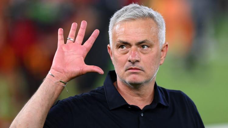 <p><span style="color:#B22222"><strong>EV KİRALAMIYOR</strong></span></p>
<p>Fenerbahçe'nin Mourinho'ya İstanbul'un en güzel evlerinden birini kiralamaya hazır olduğu ancak Portekizli çalıştırcının ev işleri nedeniyule otelde kalmayı tercih ettiği de haberde yer aldı.</p>