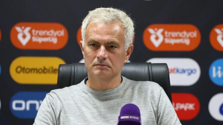 <p><span style="color:#B22222"><strong>HEP AYNI YEMEKLERİ İSTİYOR</strong></span></p>
<p>Mourinho'nun neredeyse her akşam otelde aynı yemeği sipariş ettiğine dair de ilginç bir detay paylaşıldı. Tecrübeli teknik direktör akşam yemeğinde tavuk çorbası, ardından margarita pizza, dondurma ve maden suyu tercih ediyor.</p>
<p> </p>