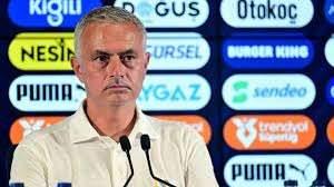 <p><span style="color:#B22222"><strong>BEŞİKTAŞ'TA FAVORİ DÖNERCİSİ VAR</strong></span></p>
<p>Ayrıca Mourinho'nun Beşiktaş'ta favori bir dönercisi de bulunuyor. Daily Mail, dönercideki çalışanlarla görüştüğünü ve Mourinho'nun tek başına yemek yerken çekilmiş fotoğraflarını gösterip paylaşmamalarını rica ettiklerini de belirtiyor.</p>
<p>Kaynak: Milliyet.com.tr</p>