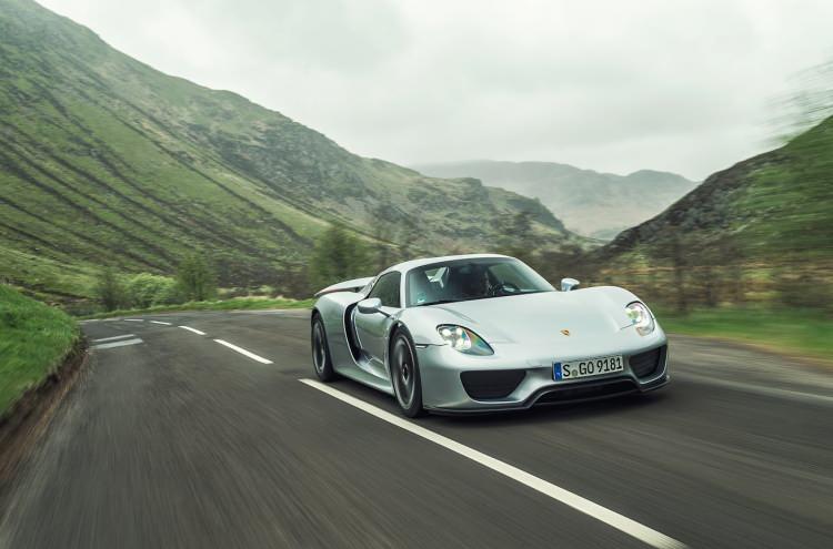 <p><strong><span style="color:#B22222">25) PORSCHE 918 SPYDER</span> | 350 KMS</strong></p>
