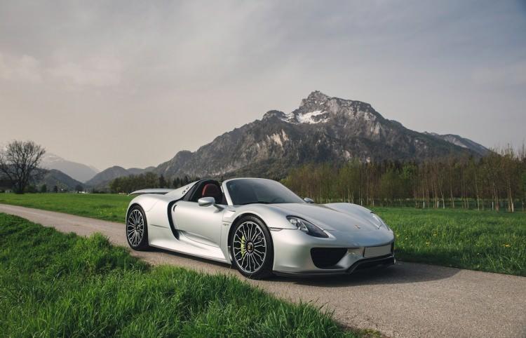 <p>2018'de bir 918 Spyder 218,4 mph hıza ulaşarak kayıtlara geçti. Halen Stuttgart markasının ürettiği en hızlı üretim otomobili olan araç, 599 hp güç üreten doğal emişli 4.6 litrelik V-8 ve <strong>282 hp daha güç üreten ikiz elektrik motorlarına sahip hibrit bir güç aktarım sistemi ile</strong> donatılmış olup toplamda 875 hp güç ve 944 ft lbs'lik muazzam bir tork üretmektedir.</p>