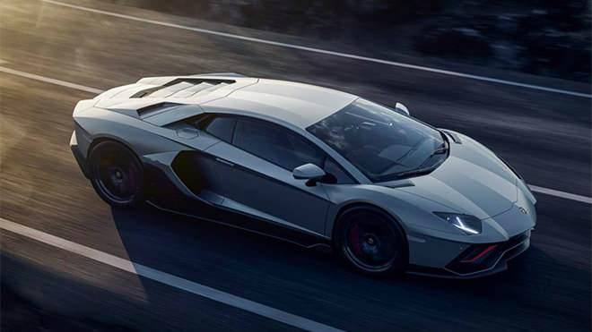 <p>Lamborghini'nin en yeni Aventador'u,<strong> "Ultimae"</strong> takma adının da belirttiği gibi, ilk olarak 2011 yılında piyasaya sürülen etkileyici bir süper otomobil şasisinin en üst performans varyantını temsil ediyor. </p>
