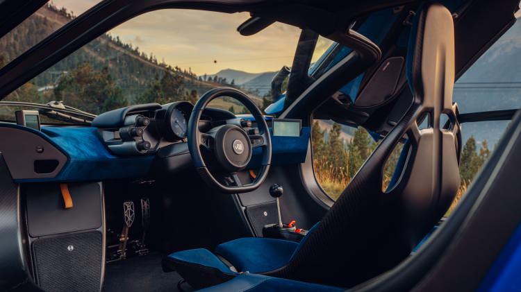 <p>Gordon Murray, 1998 yılında 240,1 mph'lik d&uuml;nya rekoru kıran azami hızıyla performans standartlarını yeniden belirleyen McLaren F1'in tasarımcısı olarak g&ouml;rev yaptı.<strong> Bu, BMW kaynaklı V-12 ve o zaman i&ccedil;in gelişmiş karbon fiber yapı sayesinde oldu.</strong></p>
