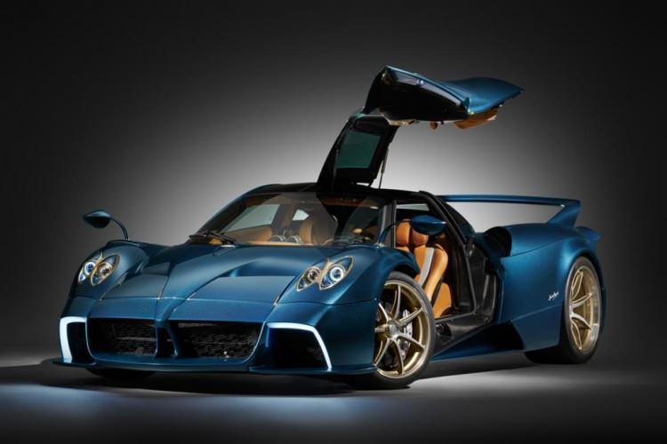 <p>Ezber bozan Zonda'nın halefi olan Huayra, İtalyan hız ustası Horacio Pagani'nin elinden &ccedil;ıkmıştır ve <strong>adını &ccedil;ift turboşarjlı Mercedes-AMG V-12'den gelen 720 beygir g&uuml;c&uuml; g&ouml;z &ouml;n&uuml;ne alındığında</strong> Quechua r&uuml;zgar tanrısı Huayra-tata'dan almıştır.&nbsp;</p>
