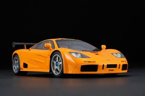<p>McLaren'in ikonik &uuml;&ccedil; koltuklu otomobili, tasarımcı Gordon Murray'in parlak zek&acirc;sının &uuml;r&uuml;n&uuml; olan devrim niteliğinde bir modeldi. 1993 yılında &uuml;retilen ara&ccedil;, karbon fiber g&ouml;vdeli ilk &uuml;retim otomobiliydi ve BMW'nin 618 beygir g&uuml;&ccedil; ve 479 ft lbs tork &uuml;reten 6.1 litrelik V-12'sine sahipti.</p>
