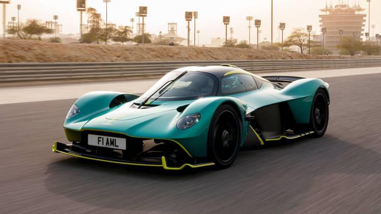 <p><strong><span style="color:#B22222">14)&nbsp;&nbsp;ASTON MARTIN VALKYRIE</span>&nbsp; |&nbsp; 402 KM/S</strong></p>
