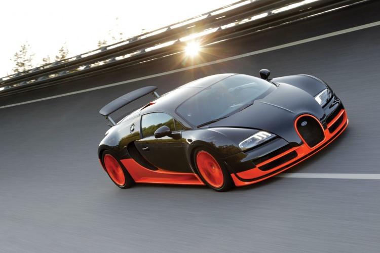 <p>İşte bir Bugatti daha, bu araç 2010 yılında sadece şimdiye kadar üretilmiş en hızlı otomobil unvanını elde etmek amacıyla üretildi. Ve Guinness'e göre Veyron Super Sport bunu başardı.<strong> </strong></p>