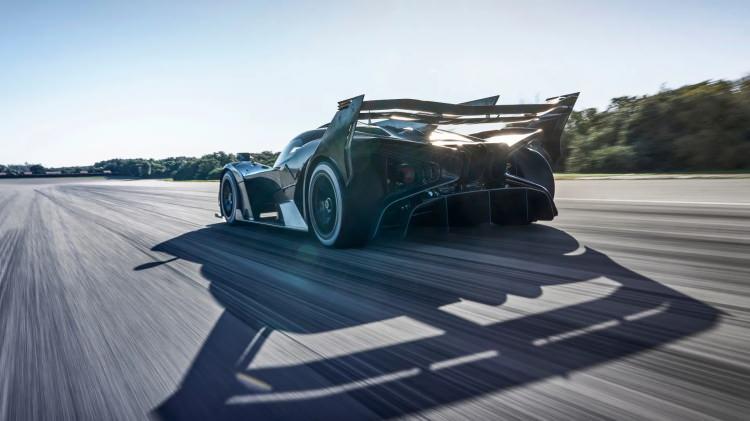 <p>Molsheim'lı &uuml;reticinin Vision Le Mans konseptinden esinlenen Bugatti Bolide, fantastik X temalı tasarım dilini markanın benzeri g&ouml;r&uuml;lmemiş W-16 g&uuml;&ccedil; &uuml;nitesiyle birleştirerek 311 mph'yi aşan tahmini bir azami hız elde ediyor.</p>
