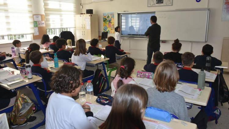 <p>Velilere atılan uyarı mesajında "Okul müdürlerimizin dikkatine‼️‼️ Fotoğrafta görmüş olduğunuz 'PERVANELİ ŞEKER' adı altında çocuklara BEDAVA dağıtıldığı yönündeki aldığımız teyitli bilgiye istinaden başta siz ve öğretmenlerimiz olmak üzere tüm velilerimizi uyaralım: İÇERİSİNDE UYUŞTURUCU VE TÜREVLERİ ETKEN MADDELER VAR!!!!!" ifadelerine yer verildi.</p>