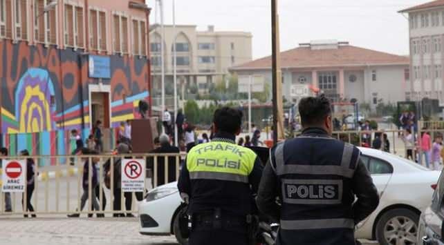 <p>Emniyet Çocuk Bürodan okul yöneticilerine gelen uyarı sonrası; okul önlerindeki denetimlerin daha da sıkılaştırıldığı belirtilerek okul önlerinde hiçbir satıcıya müsaade edilmediği söylendi.</p>
