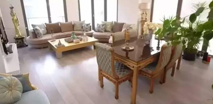 <p><strong>Şık salonu ferah g&ouml;r&uuml;n&uuml;m&uuml;yle de dikkat &ccedil;eken Serpil &Ccedil;akmaklı bu evi yazlık olarak kullanıyor.&nbsp;</strong></p>

<p>&nbsp;</p>
