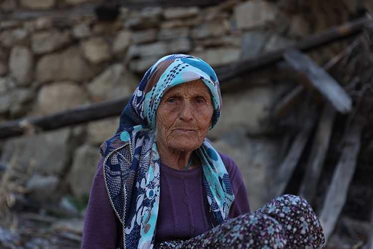 <p><strong>Bir dönem özellikle Yörükler arasında yaygın olan boğaz havaları tekniğinin son temsilcileri arasında yer alan 84 yaşındaki Gülistan Katter, el parmaklarının boğaza bastırılarak farklı sesler çıkarmaya dayanan teknik ile Orta Asya'dan Anadolu'ya kadar taşınan kültür mirasını yaşatmaya devam ediyor. </strong></p>
