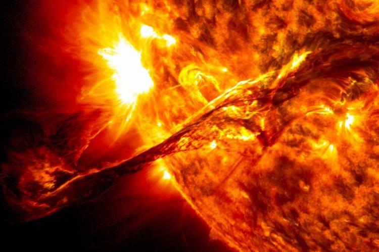 <p><strong>'Güneş fırtınası' senaryosunda bir anda gerçekleşen fırtına sonrasında tüm elektronik eşyalar özelliğini yitiriyor. İlkel şartlara geri dönülüyor.</strong></p>