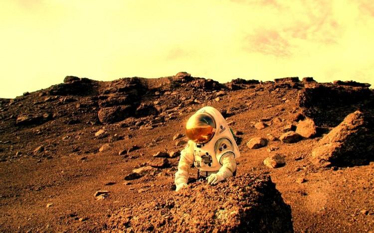<p><strong>Keşif ve Kolonileşme: Dizi, Exploration Inc. adlı bir şirketin, 2026 yılına kadar insanları gezegenin kolonileştirilmesi için göndereceğini belirtiyor. Ancak, bu süreçte çevresel felaketlerin yaşanacağı ve insanların korunmak için kubbeler inşa edeceği öngörülüyor</strong></p>
<p> </p>
