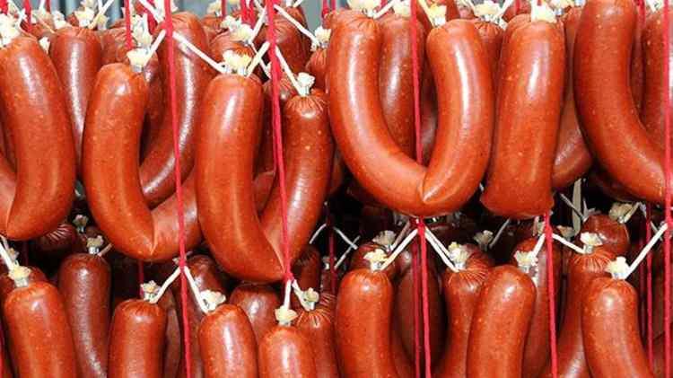 <p>Köfte, kebap, sucuk, pide ve lahmacun harcı gibi et ürünlerinde tavuk eti kullanımının yanı sıra sucuk yapımında<strong> "mekanik ayrılmış kanatlı eti'' </strong>tespiti yer aldı.</p>