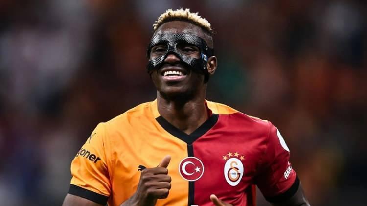 <p>Dünyanın aktif olarak forma giyen en iyi forvetlerinden biri olan Victor Osimhen, ayrıca 2023 Ballon d'Or Ödülü'nde Dünyada Yılın En İyi 8. oyuncusu olarak gösterilmişti.</p>

