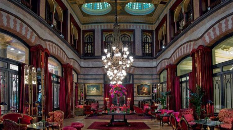 <p>Meşrutiyet Caddesi’nde yer alan Pera Palace Hotel, dönemin İstanbul'u için gerçek bir mimarlık harikasıdır. Haliç manzarasını gören bir tepeye inşa edilmiş; mimarisinde ise neoklasik ve oryantalist çalışmalar bir arada kullanılmıştır. 1892 yılında inşaasına başlanan yapı 1895 yılında gösterişli bir balo ile açılmıştır.</p>

