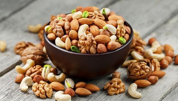 <p>Belirli aralıklarda belirli kategorilerde dünyanın en iyi yemeklerini açıklayan TasteAtlas, en son yaptığı değerlendirmede dünyanın en iyi 10 kuruyemişini açıkladı. Listede farklı farklı ülkelerden fıstıklar yer alırken, Türk üretimi antep fıstığının sıralaması ise merak konusu oldu.</p>