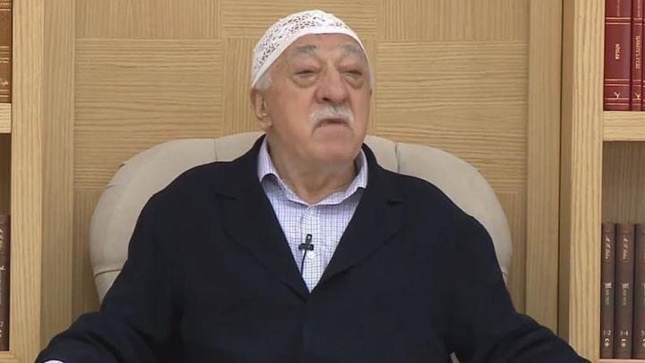 <p>27 Nisan 1941 yılında Erzurum'da doğan Fetullah Gülen, örgütünün temellerini 1960 yıllarının başında İzmir'de attı. Sıradan bir vaiz olan Gülen, daha o yıllarda, Türkiye karşıtı mihraklarla yakın ilişki içerisinde oldu. </p>
