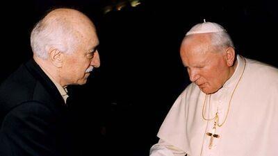 <p>9 Şubat 1998 tarihinde Vatikan lideri Papa 2. John Paul'e bir mektup kaleme alarak, <em><strong>"Üç büyük dinin doğum yeri olarak bilinen toprakların dünyayı daha iyi yaşanabilir bir mekan kılma yolundaki kutsal misyonumuzu tam manasıyla bilen halkından size en içten selamları getirdik. Yoğun gündeminizde bize zaman ayırarak sizinle müşerref olmayı bahşettiğiniz için zati alilerinize en derin kalbi teşekkürlerimizi sunarız" </strong></em>ifadelerini kullandı.</p>
<p> </p>