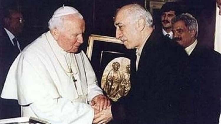 <p>FETÖ Elebaşı Fethullah Gülen, 1998'de dönemin Papa'sı 2. Jean Paul ile baş başa görüştü. Fethullah Gülen'in yanındakiler, Papa'nın elini öptü. FETÖ, ABD istihbaratı CIA'nın başlattığı <em><strong>"dinler arası diyalog"</strong></em> projesi kapsamında, Papa ve Amerika'daki Evanjelist gruplar ile birlikte çalıştı.</p>
<p> </p>