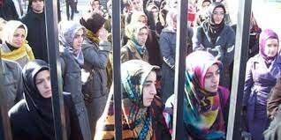<p>28 Şubat sürecinde, başörtülü kızlar, okullara alınmadığında, zihinlerini yıkadığı haşhaşilerine başınızı açıon talimatı verdi.</p>

<p>Bununla da yetinmeyen FETÖ elebaşı, başörtüsüne yönelik, gereksiz anlamına gelen fürüat tabirini kullandı.</p>

<p> </p>
