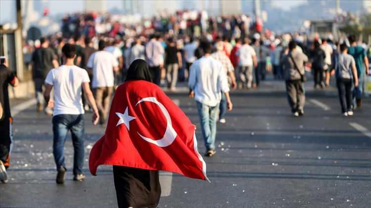 <p>1960 yılından itibaren ihanetin ağlarını örümcek gibi ören Gülen, devşirdiği haşhaşilerine, 'Devletin kılcal damarlarına' sızın talimatı verdi. Talimatla birlikte, örgüt üyelerinin devletin haberleşme kurumları ve GSM kurumlarında yapılanmaya gittiği daha sonraları tespit edildi.</p>
<p> </p>