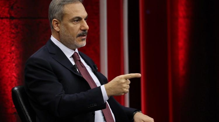 <p>7 Şubat 2012 tarihinde, FETÖ'nün emniyet içindeki elemanları, düzmece belgelerle MİT Başkanı Hakan Fidan'ı gözaltına almak istedi. O dönem Başbakan olan Recep Tayyip Erdoğan, bu ihanete canı pahasına geçit vermedi. FETÖ'cüler, Hakan Fidan'ı gözaltına alsaydı, devletin en mahrem bilgilerine ulaşmış olacaklardı.</p>

<p> </p>

