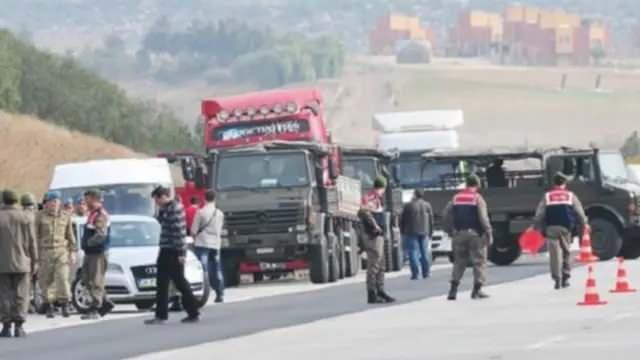 <p>Hatay Kırıkhan'da 1 Ocak 2014 ve Adana Ceyhan'da 19 Ocak 2014'te Suriye'ye giden MİT'e ait yardım tırları FETÖ'cü emniyet ve yargı mensupları tarafından durduruldu. Amaçlaları, Türkiye'yi uluslararası siyasi arenada zora sokmaktı. Söz konusu TIR'larla, terör örgütlerine yardım ediliyor algısı oluşturmak isteyen FETÖ'cü hainler, devlete yönelik büyük bir karalamam kampanyası başlattı.</p>
<p> </p>