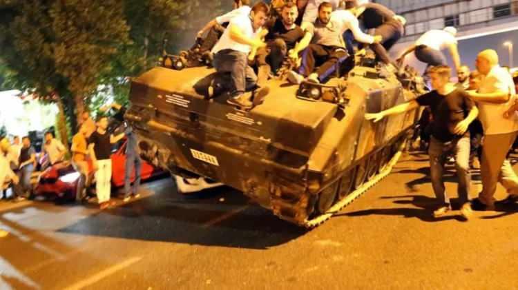 <p>Bütün kumpasları Başbakan Recep Tayyip Erdoğan tarafından boşa çıkartılan FETÖ'cüler son çare olarak, darbeye başvurdu. Milletin iradesinin ayaklar altına alınmak istendiği o gece, millet destansı bir kahramanlık örneği sergiledi. Erdoğan'ın talimatıyla sokağa çıkan milyonlar, canı pahasına darbeyi engelledi. O gün 251 kişi vatan için şehadet şerbetini yudumladı. 2 bin 700'den fazla vatandaşımız ise gazilik mertebesine erişti.</p>

<p> </p>

<p>Kaynak: Sabah.com.tr</p>
