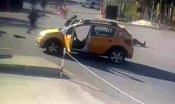 <p>Erkek teröristin, ilçedeki bir kıraathaneye girip tuvalet ihtiyacı olduğunu söyleyerek içeri girdiği, çıkışta ise sırt çantasını giriş kapısına bırakarak "5 dakika sonra döneceğini" söylediği öğrenildi. Kadın teröristle birlikte geri gelip çantayı aldıktan sonra oradan ayrıldıkları belirlendi.</p>
