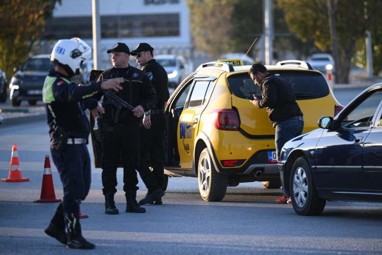 <p>Türk Havacılık ve Uzay Sanayii (TUSAŞ) yönelik düzenlenen terör olayında en dikkat çeken unsur ise; saldırı saati oldu. Tam saldırı anında personelin çıkış yaptığı gözlemlenirken, bu nedenle daha fazla kan dökmek amacıyla bilinçli bir şekilde vardiya değişim saati seçildiği düşünülüyor.</p>
