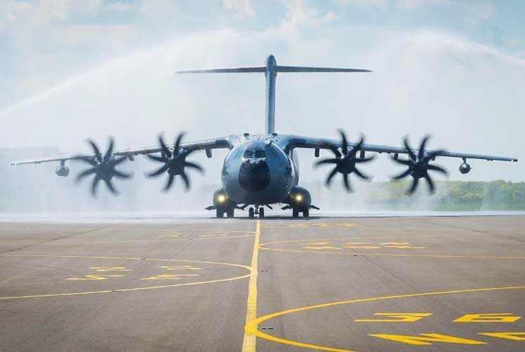 <p><span style="color:#B22222"><em><strong>A400M Atlas Uçağı Projesi:</strong></em></span> Airbus ile ortaklaşa yürütülen A400M askeri nakliye uçağı projesinde TUSAŞ, kritik bileşenlerin üretiminde önemli bir rol oynamaktadır.</p>
