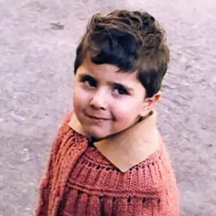 <p>Algılayamadığı garip dünyanın içinde, bir hapishane avlusunda gökyüzünü ve özgürlük uçurtmalarını gözlemekteydi. </p>
